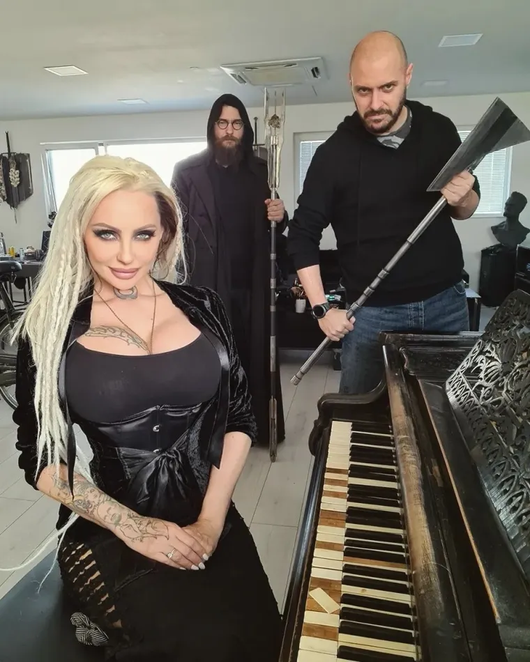 Alex je početkom godine otkrila detalje svoje te&scaron;ke bolesti na Instagramu: "Sa svojih 153 IQ naravno da si svjesno govorim, Alex, jača si od toga, ni&scaron;ta se neće dogoditi ako isti tren ne pospremi&scaron; to &scaron;to si vidjela da nije na mjestu. I većinom se uspijevam uvjeriti, ali jo&scaron; uvijek mi je to svakodnevni izazov. S introvertiranosti se vi&scaron;e ni ne borim jer od kad se mi dogodio onaj skandal i sva ta nepravda nekako me to dodatno zakucalo da ostanem doma i ne pričam sa ikim, a kamoli da odem na kavu."