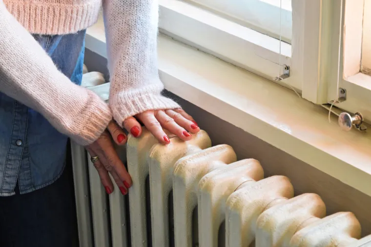 7. Smanjite temperaturu na termostatu dok spavate: Smanjite grijanje dok spavate, pogotovo ako živite u loše izoliranoj kući. Mnogo je više novca potrebno za grijanje kuće noću nego za zagrijavanje ujutro. Snizite temperaturu na termostatu sat vremena prije odlaska u krevet.