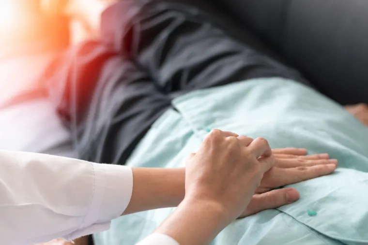 Dr. Barišić je kazao da se najprije radi manualni pregled  završnog dijela debelog crijeva, a zatim anoskopija koja omogućuje njegovu vizualizaciju. &quot;Bilo da navedene, manje invazivne pretrage na krv u stolici ili drugi simptomi dokazuju ili isključuju postojanje proktološke bolesti, svakako treba učiniti kolonoskopiju. To se posebno odnosi na bolesnike starije od 50 godina, upravo da bi se isključilo postojanje patoloških promjena u drugim dijelovima debelog crijeva&quot;, pojasnio je.