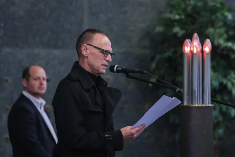 Govor je održao i Vinko Brešan: &quot;Studirali smo zajedno. On je bio iz Zagreba, a ja iz Šibenika. Nismo imali previše kontakta, on je već tada bio poseban. U ranim 90-ima pisao je scenarije i borio se za filmove. Nola je cijeloj generaciji pokazao da se borimo za filmove. Hrvatski film kakvim ga danas znamo promijenio je Lukas Nola.  Lukasu je najvažnije na svijetu da film bude bolji, vlastiti ili tuđi, bilo mu je svejedno. Bio je talentiran, inspirativan, genijalac. Zajedno sa mnom ulazio je u nevolje, ali nikada nije ostavio prijatelje. Bidio sam prijatelja kojemu smrt sjedi na ramenu, a on joj se smije u lice. Barbara ti si mu davala snagu i on se izborio za devet godina života, nažalost, prekratkih. U tih devet godina, gledao je kako mu djeca odrastaju. Vama će nedostajati najviše. Svi mi možemo biti ponosni što smo jedan dio puta jahali s tobom. Zbogom dragi&quot;, rekao je redatelj. 