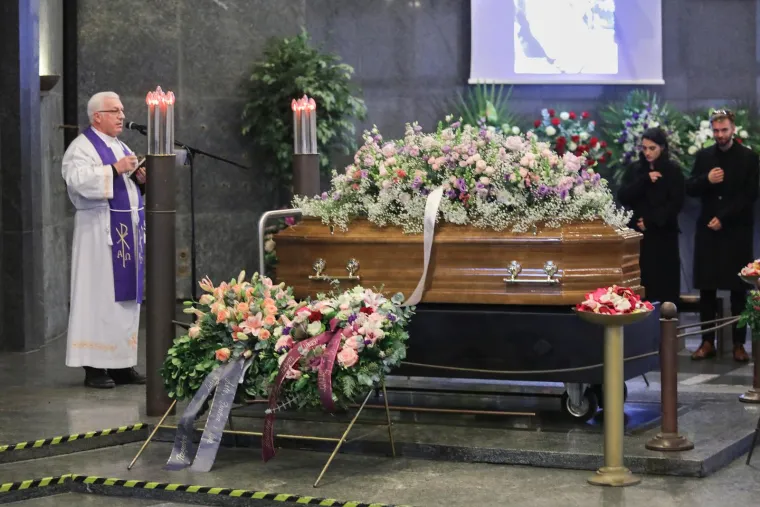 Nakon svećenikove propovijedi je puštena pjesma Vere Svobode &quot;Blijedi mjesec&quot; uz pratnju gitare i usne harmonike. 