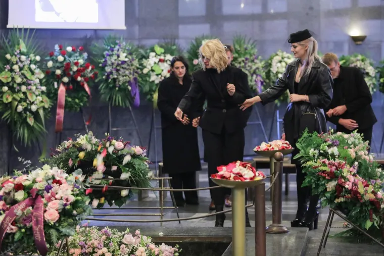 Lukas Nola preminuo je 29. listopada nakon duge i teške bolesti. Bolovao je dugi niz godina od karcinoma grla. 