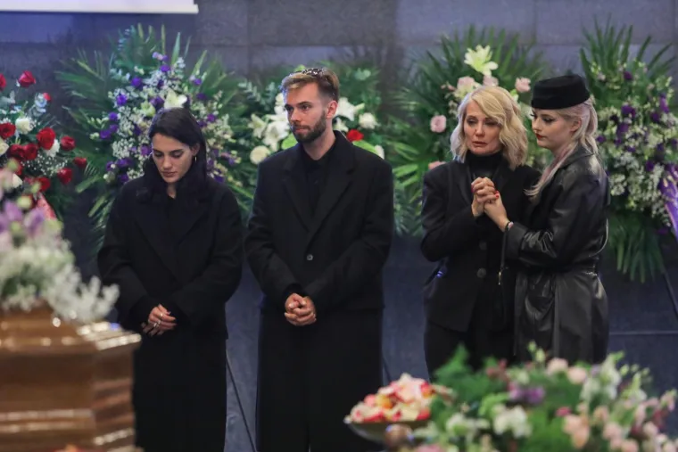 Jakov, Barbara i Mara Nola