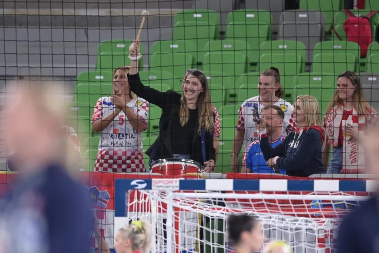 Najjača je ova Ćamila! Pogledajte što naša najbolja rukometašica radi na tribini dok se njezine suigračice bore na terenu