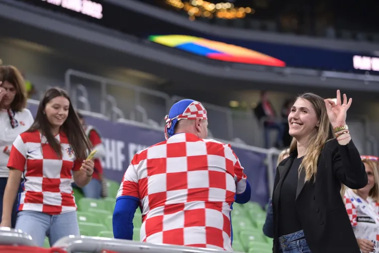 Najjača je ova Ćamila! Pogledajte što naša najbolja rukometašica radi na tribini dok se njezine suigračice bore na terenu