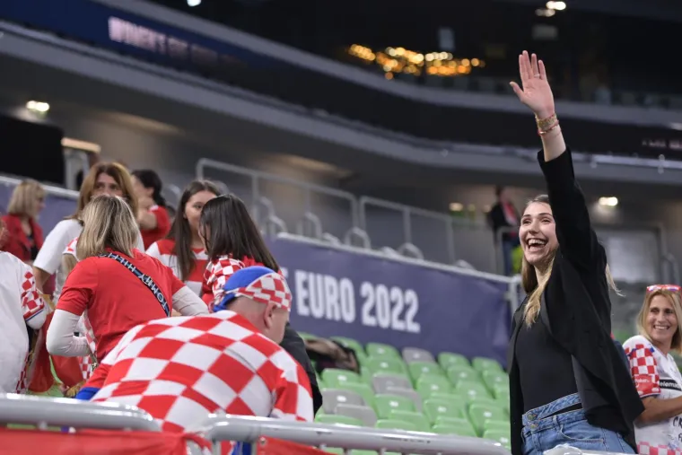Najjača je ova Ćamila! Pogledajte što naša najbolja rukometašica radi na tribini dok se njezine suigračice bore na terenu