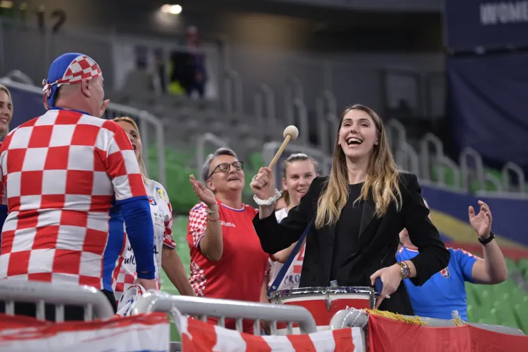 Najjača je ova Ćamila! Pogledajte što naša najbolja rukometašica radi na tribini dok se njezine suigračice bore na terenu
