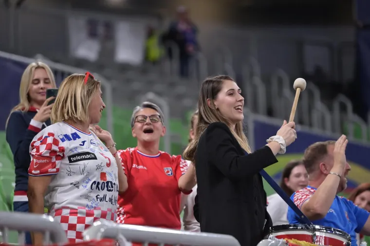 Najjača je ova Ćamila! Pogledajte što naša najbolja rukometašica radi na tribini dok se njezine suigračice bore na terenu