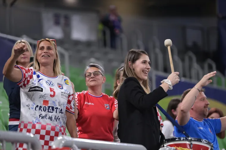 Najjača je ova Ćamila! Pogledajte što naša najbolja rukometašica radi na tribini dok se njezine suigračice bore na terenu