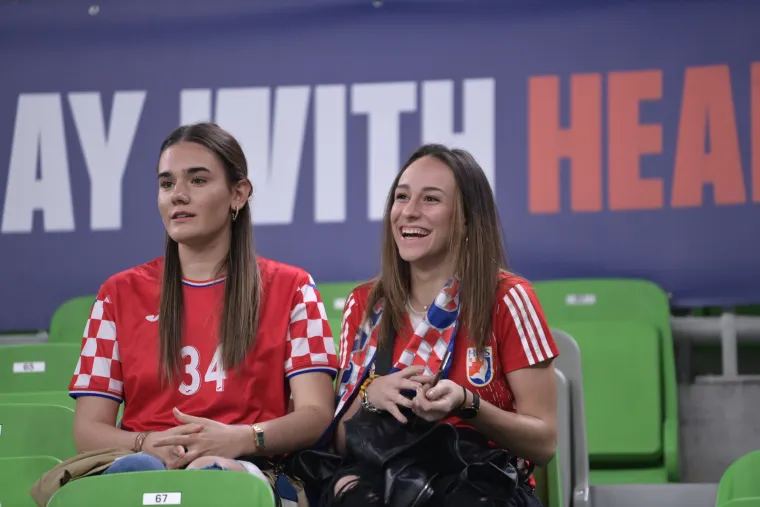 Možda su izgubile, ali su na&scaron;e kraljice: Ozlijeđena Mičijević bodrila cure s tribina i vodila navijanje