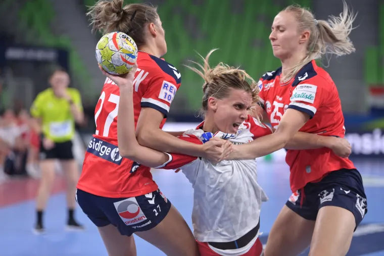 Možda su izgubile, ali su na&scaron;e kraljice: Ozlijeđena Mičijević bodrila cure s tribina i vodila navijanje