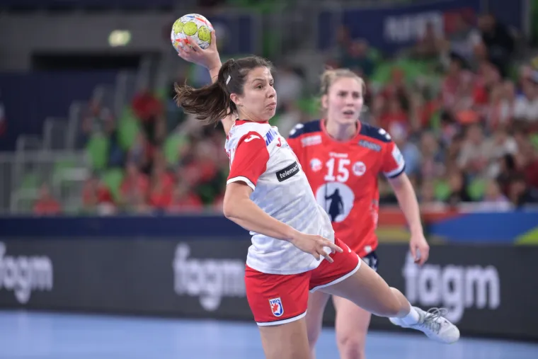 Možda su izgubile, ali su na&scaron;e kraljice: Ozlijeđena Mičijević bodrila cure s tribina i vodila navijanje