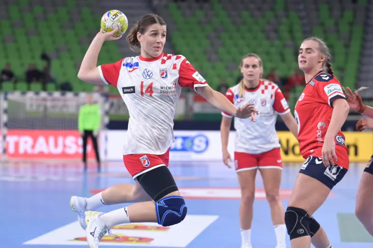 Možda su izgubile, ali su na&scaron;e kraljice: Ozlijeđena Mičijević bodrila cure s tribina i vodila navijanje