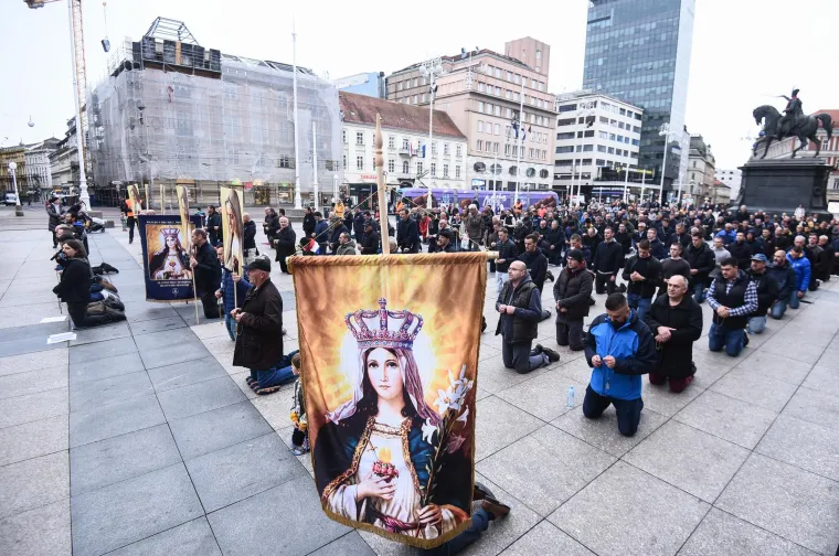 Muškarci klečali usred Zagreba i Splita i molili krunicu za prestanak pobačaja, predbračnu čistoću...
