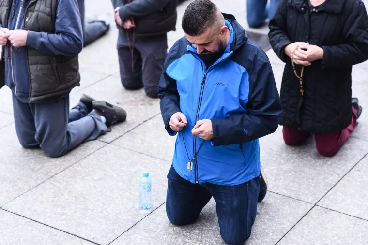 Muškarci klečali usred Zagreba i Splita i molili krunicu za prestanak pobačaja, predbračnu čistoću...