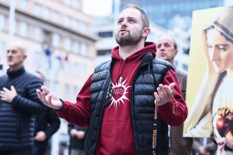 Mu&scaron;karci klečali usred Zagreba i Splita i molili krunicu za prestanak pobačaja, predbračnu čistoću...