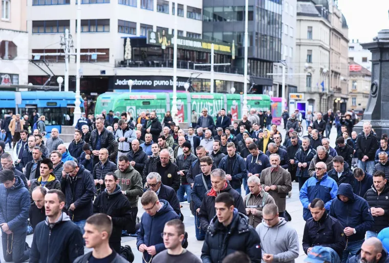 Mu&scaron;karci klečali usred Zagreba i Splita i molili krunicu za prestanak pobačaja, predbračnu čistoću...
