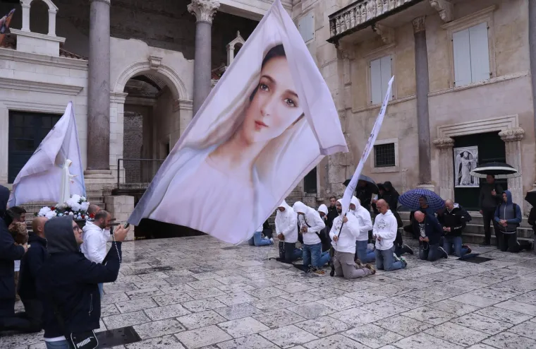 Mu&scaron;karci klečali usred Zagreba i Splita i molili krunicu za prestanak pobačaja, predbračnu čistoću...