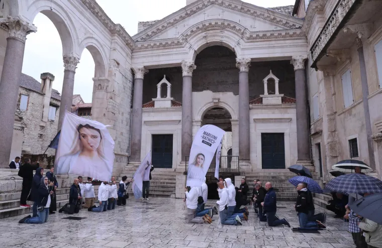 Mu&scaron;karci klečali usred Zagreba i Splita i molili krunicu za prestanak pobačaja, predbračnu čistoću...
