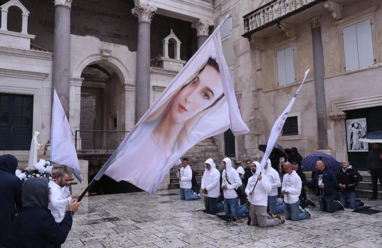 Mu&scaron;karci klečali usred Zagreba i Splita i molili krunicu za prestanak pobačaja, predbračnu čistoću...