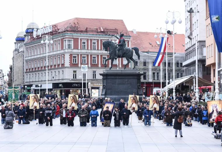 U gradovima diljem Hrvatske muškarci opet klečali i molili krunicu za predbračnu čistoću i čedno odijevanje