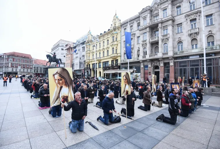 U gradovima diljem Hrvatske muškarci opet klečali i molili krunicu za predbračnu čistoću i čedno odijevanje