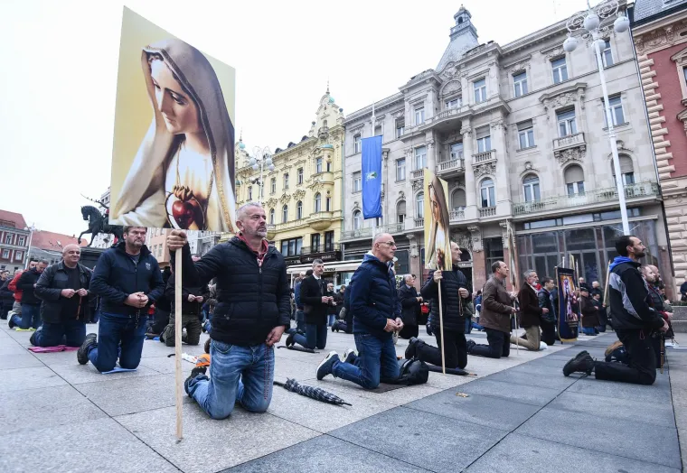 U gradovima diljem Hrvatske muškarci opet klečali i molili krunicu za predbračnu čistoću i čedno odijevanje