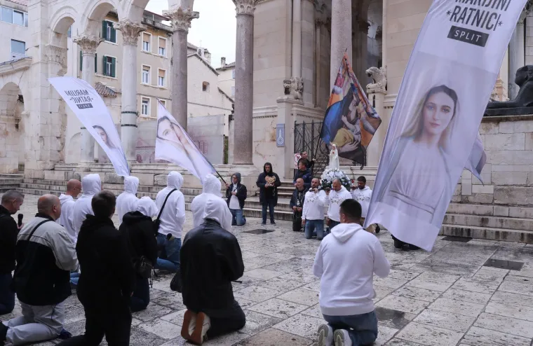 U gradovima diljem Hrvatske muškarci opet klečali i molili krunicu za predbračnu čistoću i čedno odijevanje