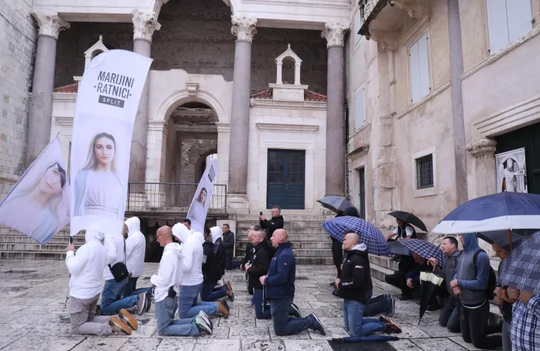 U gradovima diljem Hrvatske muškarci opet klečali i molili krunicu za predbračnu čistoću i čedno odijevanje