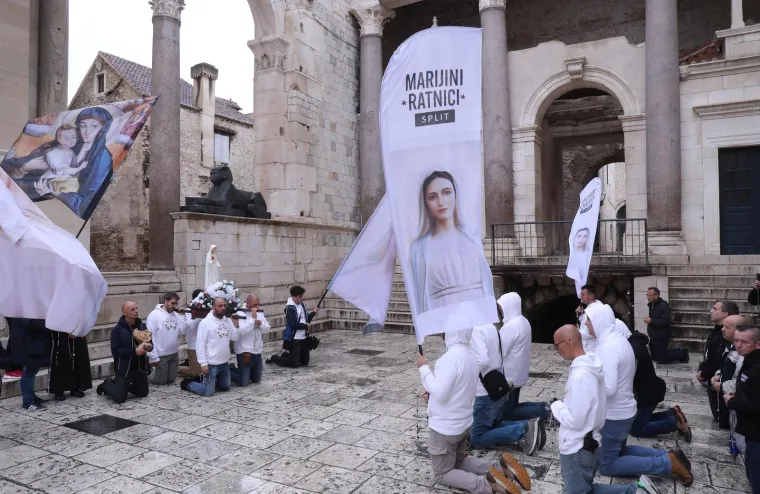U gradovima diljem Hrvatske muškarci opet klečali i molili krunicu za predbračnu čistoću i čedno odijevanje