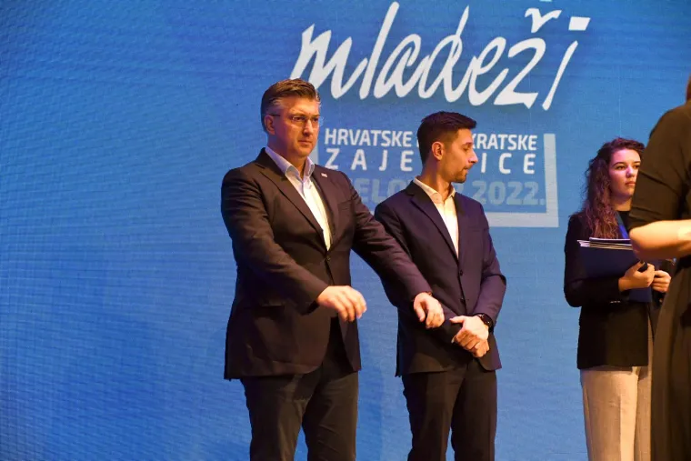 Prekomičan Plenkovićev nastup pred mladim snagama HDZ-a apsolutni je hit, samo pogledate ove fotografije i sve će vam biti jasno