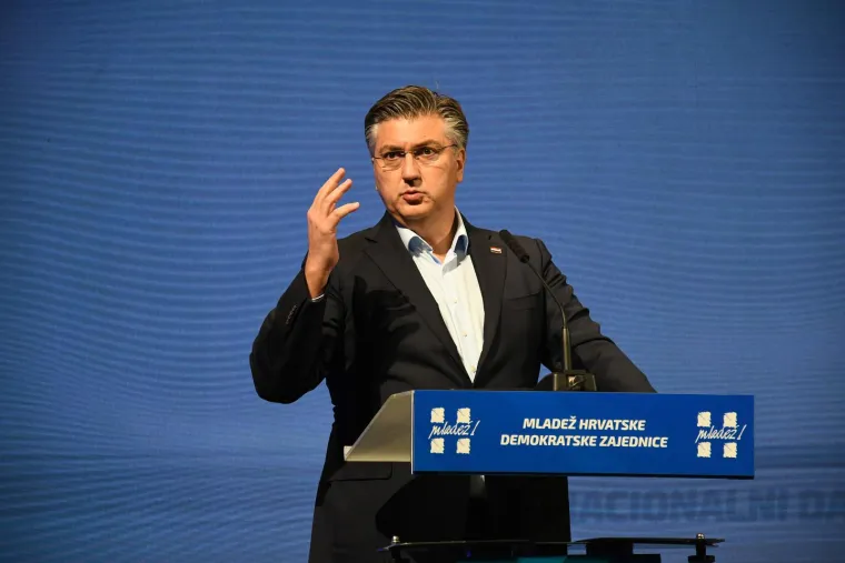 Prekomičan Plenkovićev nastup pred mladim snagama HDZ-a apsolutni je hit, samo pogledate ove fotografije i sve će vam biti jasno