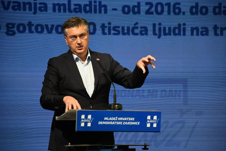 Prekomičan Plenkovićev nastup pred mladim snagama HDZ-a apsolutni je hit, samo pogledate ove fotografije i sve će vam biti jasno