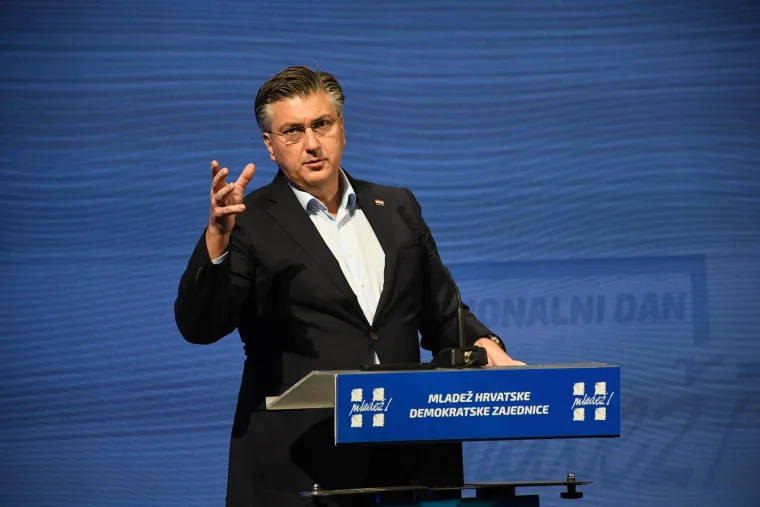 Prekomičan Plenkovićev nastup pred mladim snagama HDZ-a apsolutni je hit, samo pogledate ove fotografije i sve će vam biti jasno