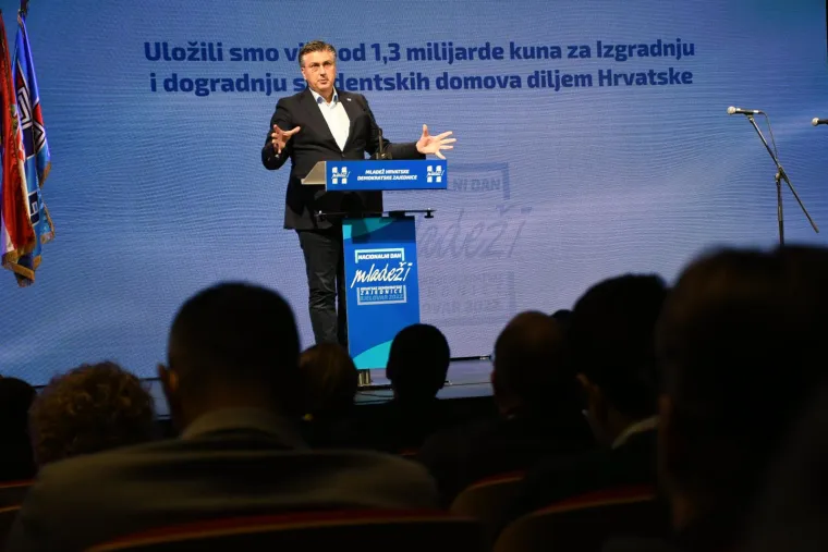 Prekomičan Plenkovićev nastup pred mladim snagama HDZ-a apsolutni je hit, samo pogledate ove fotografije i sve će vam biti jasno