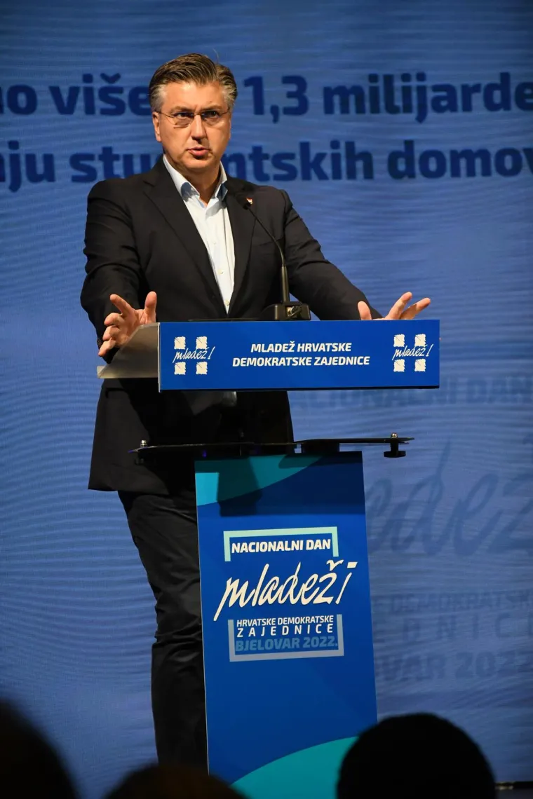 Prekomičan Plenkovićev nastup pred mladim snagama HDZ-a apsolutni je hit, samo pogledate ove fotografije i sve će vam biti jasno