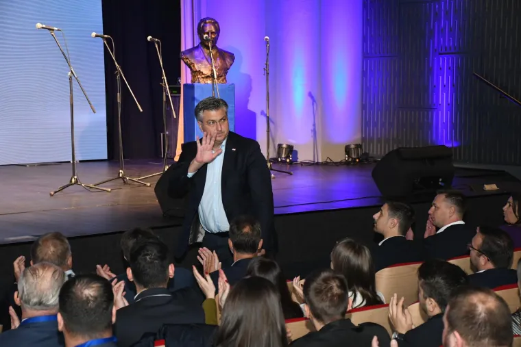 Prekomičan Plenkovićev nastup pred mladim snagama HDZ-a apsolutni je hit, samo pogledate ove fotografije i sve će vam biti jasno