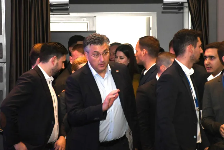 Prekomičan Plenkovićev nastup pred mladim snagama HDZ-a apsolutni je hit, samo pogledate ove fotografije i sve će vam biti jasno