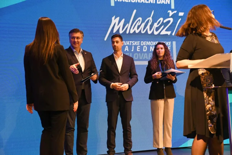 Prekomičan Plenkovićev nastup pred mladim snagama HDZ-a apsolutni je hit, samo pogledate ove fotografije i sve će vam biti jasno