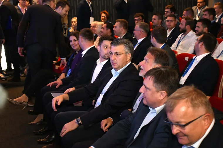 Prekomičan Plenkovićev nastup pred mladim snagama HDZ-a apsolutni je hit, samo pogledate ove fotografije i sve će vam biti jasno