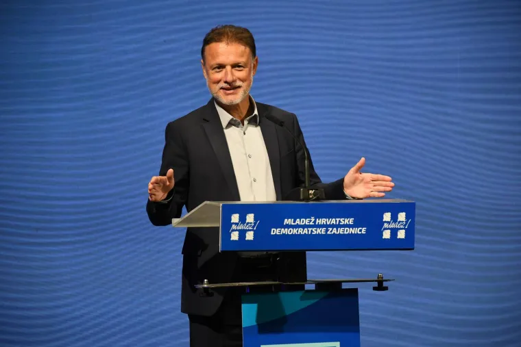 Prekomičan Plenkovićev nastup pred mladim snagama HDZ-a apsolutni je hit, samo pogledate ove fotografije i sve će vam biti jasno