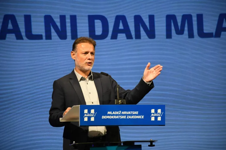 Prekomičan Plenkovićev nastup pred mladim snagama HDZ-a apsolutni je hit, samo pogledate ove fotografije i sve će vam biti jasno