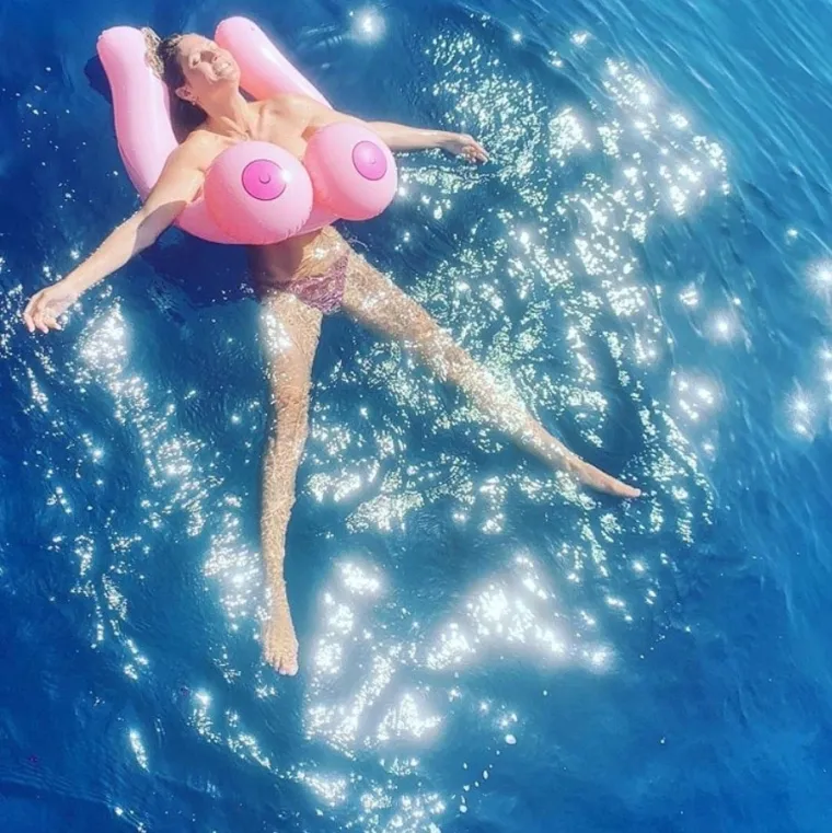 Heidi Klum zasjala u minijaturnim tangicama, njen Instagram vrvi golišavim fotografijama: Najviše voli biti toples i gola