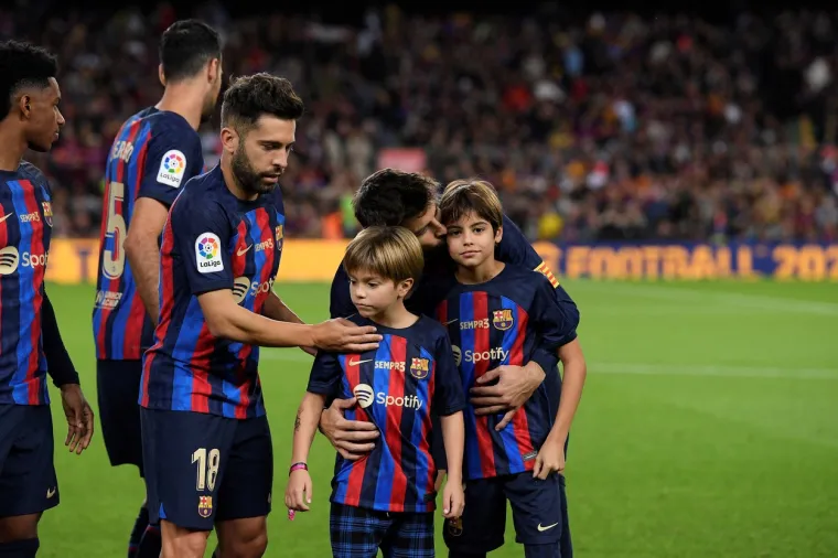 Emotivne scene na Nou Campu: Barcelonu napustila legenda, Gerard Pique u suzama se oprostio od nogometa