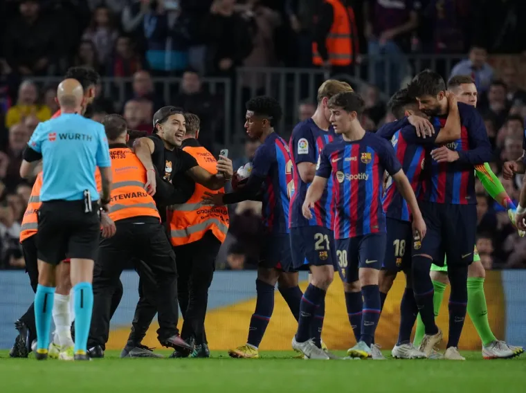 Emotivne scene na Nou Campu: Barcelonu napustila legenda, Gerard Pique u suzama se oprostio od nogometa