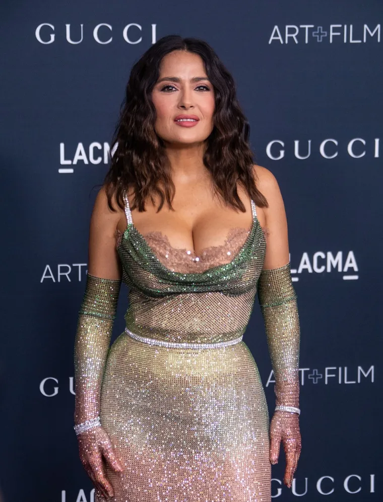 Kad se pojavila Salma Hayek svi su zanijemili: Na crvenom tepihu se pojavila s nikad bujnijim grudima