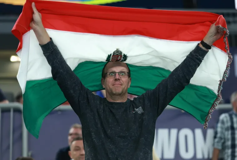 Kraljice šoka imale su veliku podršku navijača, ali na tribinama je bio i jedan Mađar koji je 'opakim' pogledom ukrao svu pažnju