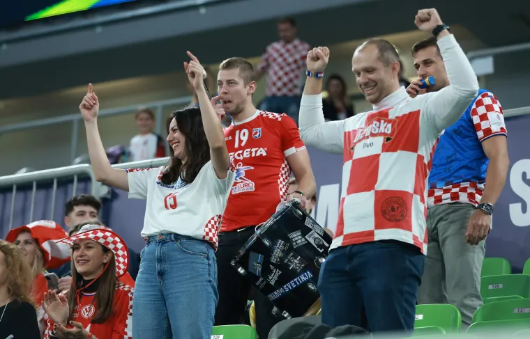 Kraljice šoka imale su veliku podršku navijača, ali na tribinama je bio i jedan Mađar koji je 'opakim' pogledom ukrao svu pažnju