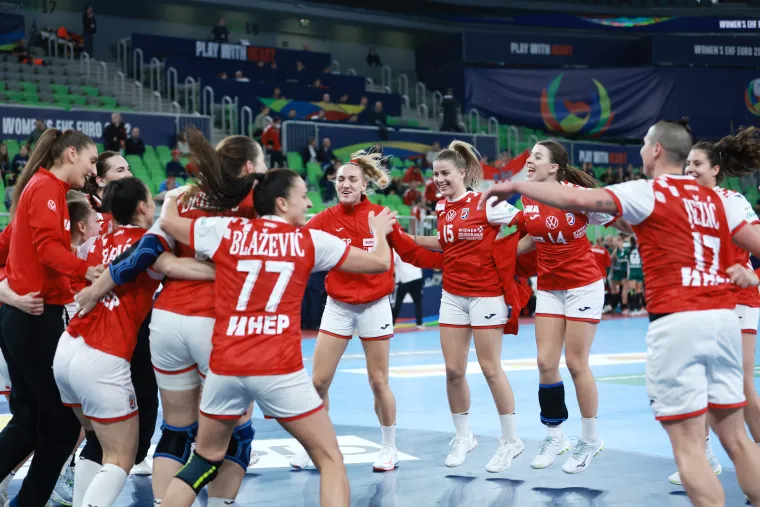 Noć u kojoj su kraljice ponovno sijale: Pogledajte veliko slavlje igračica i navijača nakon pobjede