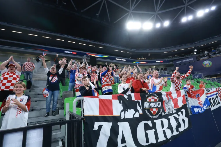 Noć u kojoj su kraljice ponovno sijale: Pogledajte veliko slavlje igračica i navijača nakon pobjede